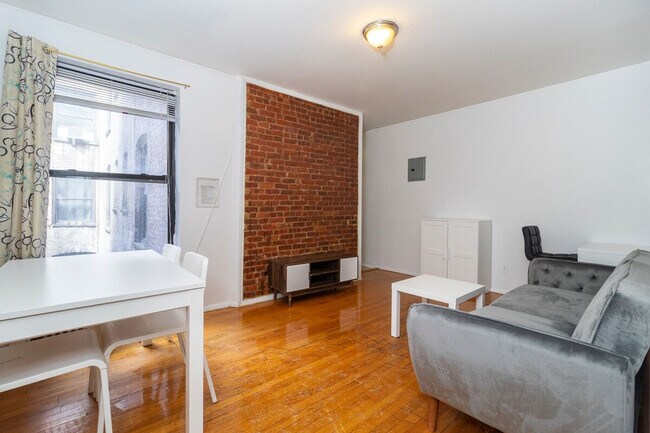 Building Photo - 335 E 94th St