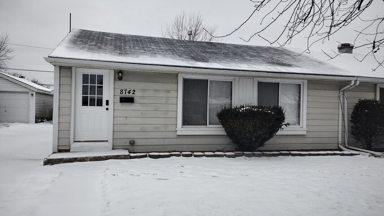 Primary Photo - 8742 S Duffy Ave