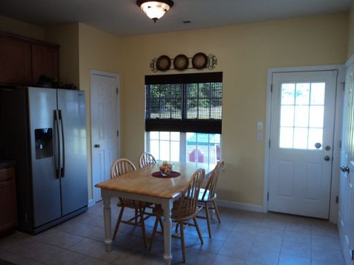 Building Photo - 8430 Meadowcreek Village Dr