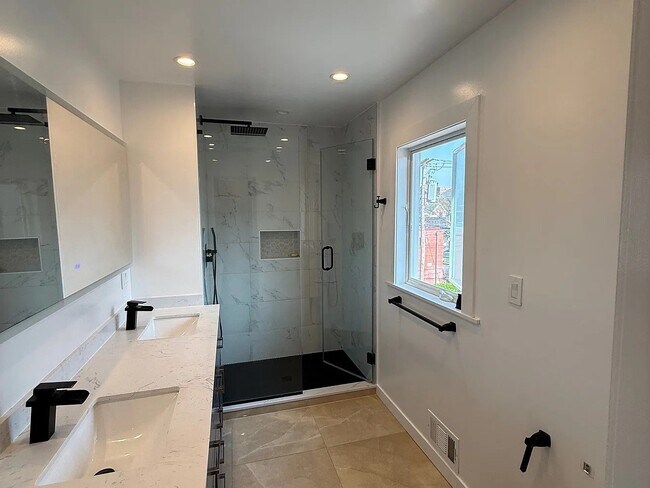 Building Photo - 1090 Pelham Pkwy S