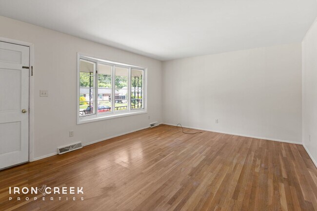 Foto del edificio - Beautiful Two-Bedroom with Fenced Yard in ...