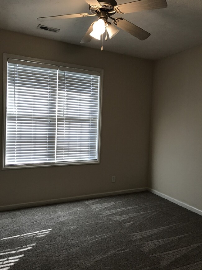 Building Photo - CONDO CONDO CONDO! Hassle free living with...