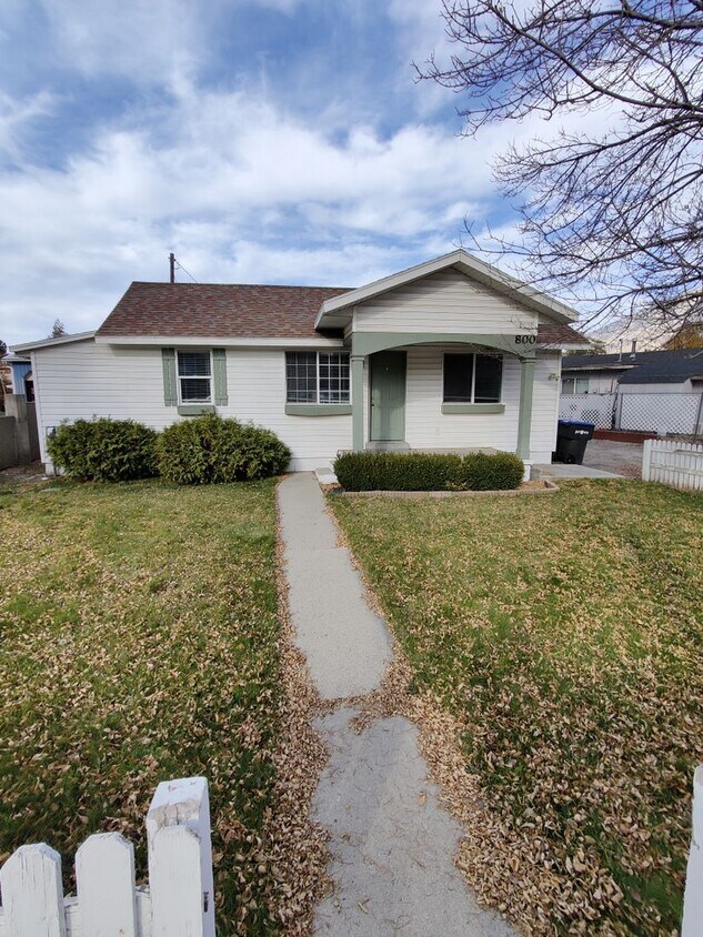 Foto principal - Cute 3 Bed/1Bath House for Rent in Provo!!
