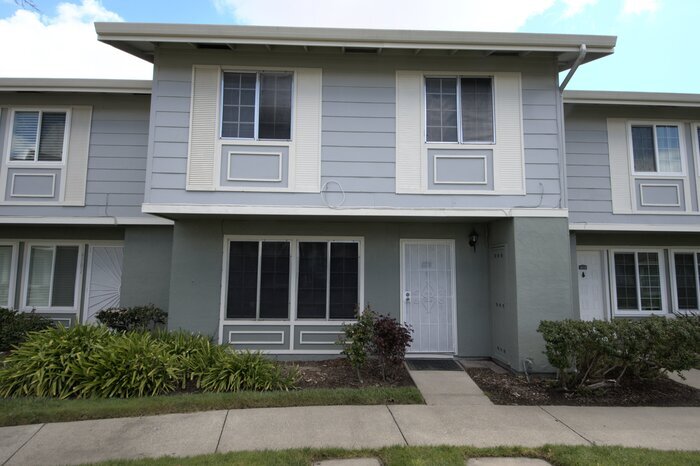 Foto principal - Pleasanton Townhome, two stories, 4 bedroo...