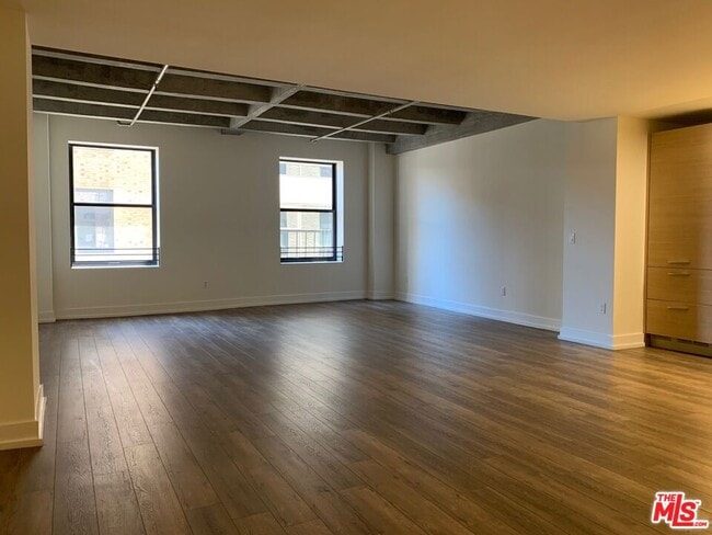 Building Photo - 727 W 7th St