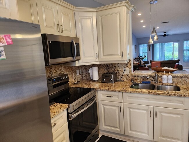Foto del edificio - 8951 Sunnywood Pl