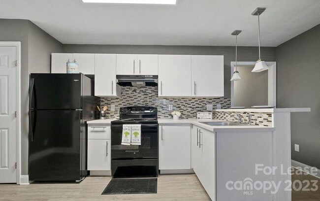 Building Photo - 2501 Eastway Dr