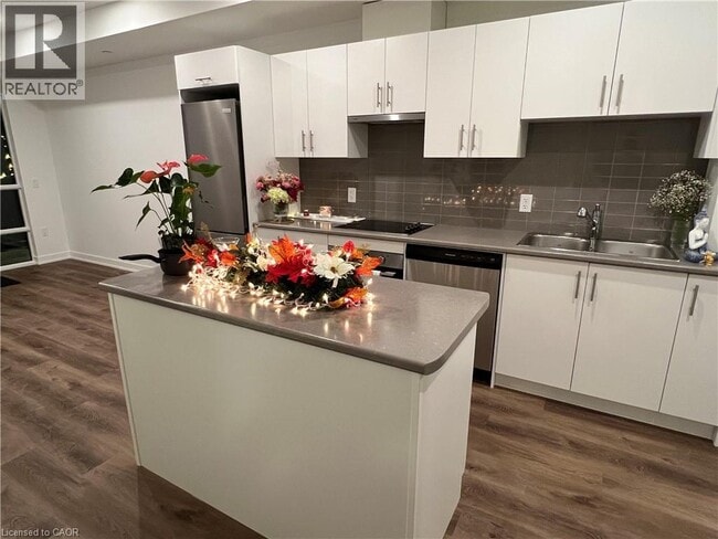 Building Photo - 461 Green Rd