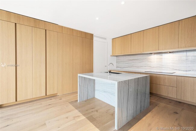 Foto del edificio - 8701 Collins Ave