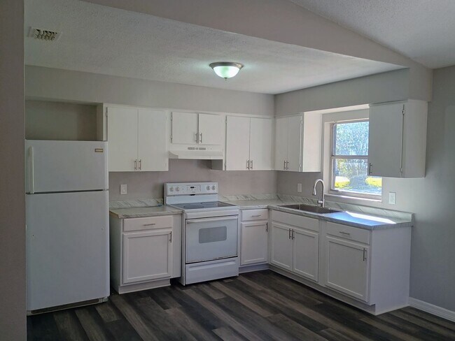 Building Photo - Adorable 2 bedroom 2 bathroom Duplex! Comp...