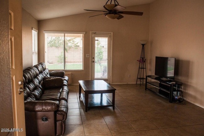 Building Photo - 1091 W Kingbird Dr
