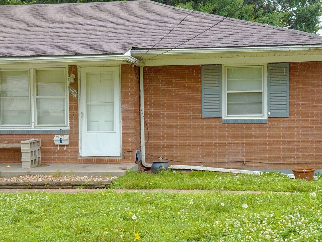 Foto principal - 1021-1021 S Appleton Ave