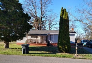 Building Photo - 3200 Wenonah Rd SW