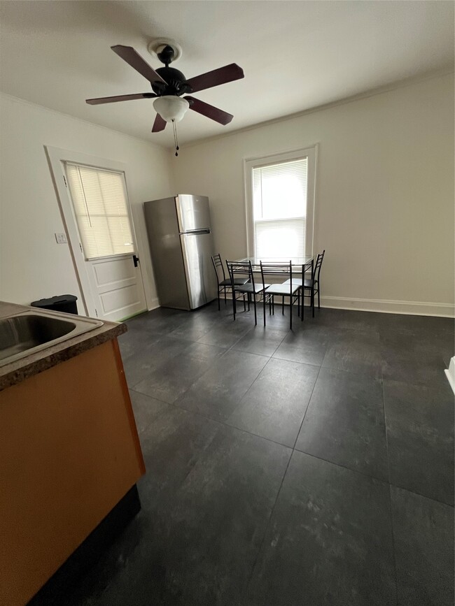 Building Photo - 36 Haendel St