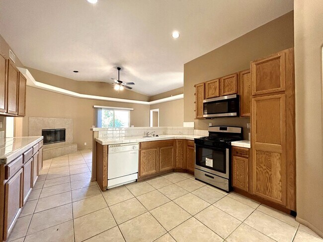 Building Photo - AVAILABLE NOW! 3 Bedroom 2 Bathroom Home in Desert Hot Springs!