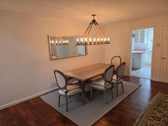 Foto del edificio - Tri Level Townhouse located in a Gated Com...