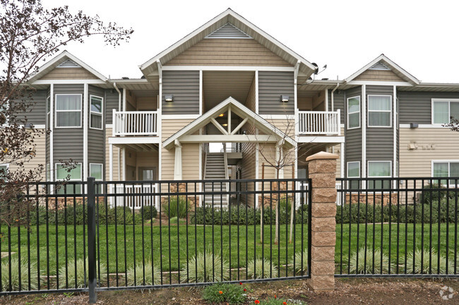 Weast Trail Apartaments - West Trail Apartments