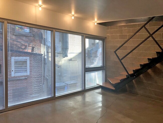 Building Photo - 947 Liberty Ave