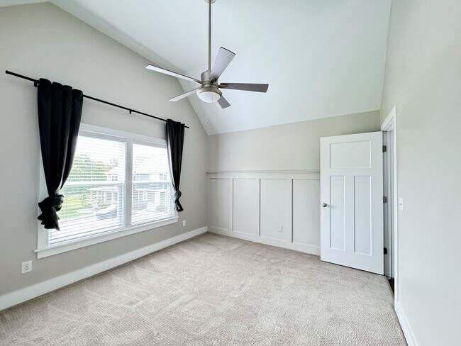 Building Photo - Urban Living just minutes from Downtown Na...