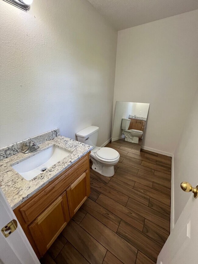 Building Photo - Nice 3 Bed 1.5 Bath House with 1 Car Garag...