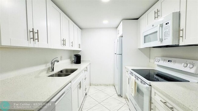 Building Photo - 2033 Cornwall E