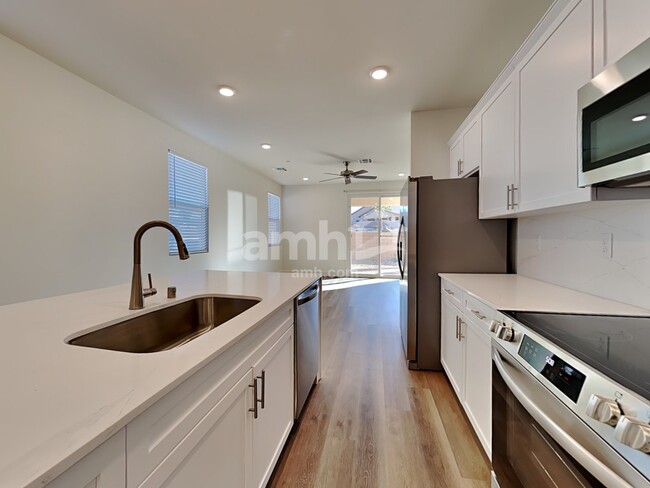 Foto del edificio - 541 Silverbell Falls Pl