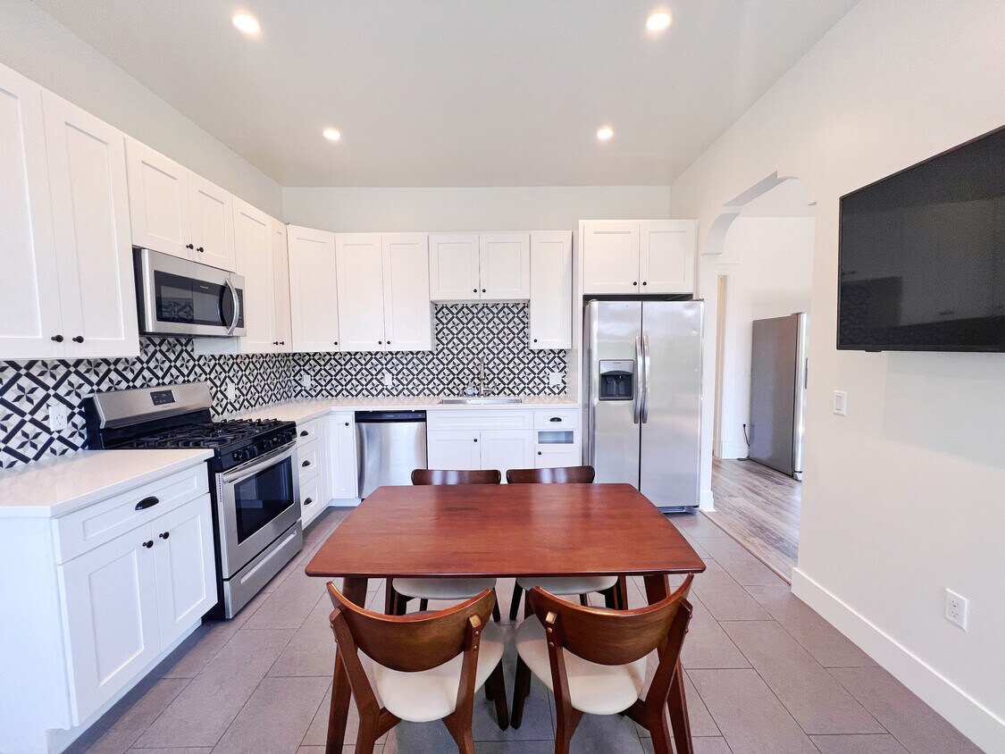 Primary Photo - 1301 W 22nd St