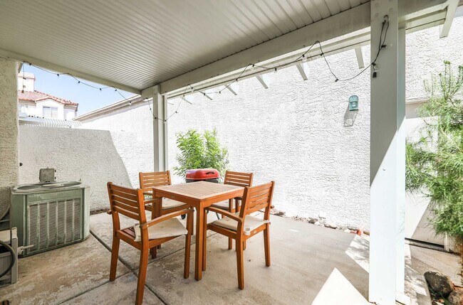 Foto del edificio - Cute 2 Bedroom Condo FOR RENT!