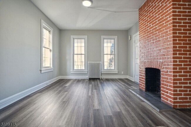 Foto del edificio - 102 Jackson Ave