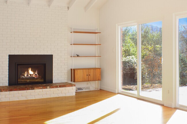 Building Photo - 21 Woodbury Rd