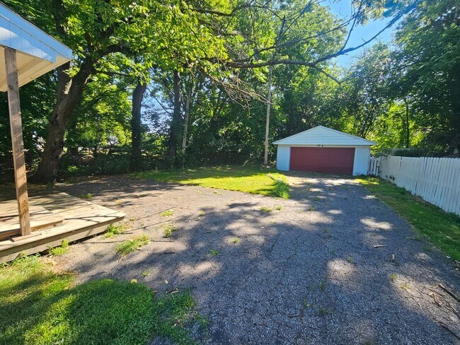 Foto del edificio - Spacious 4-Bedroom Cleveland Home with Updated Flooring & 2-Car Garage