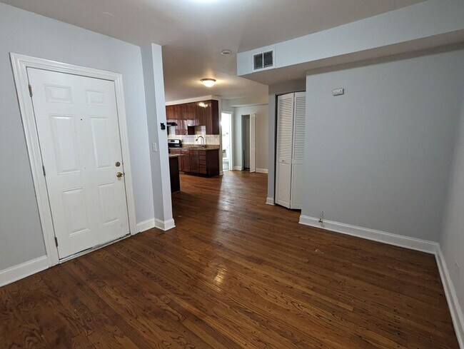 Foto del edificio - 5027 N Harding Ave