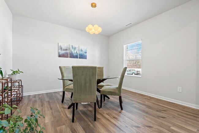 Foto del edificio - Stunning Single Family 4 Bedroom- Availabl...