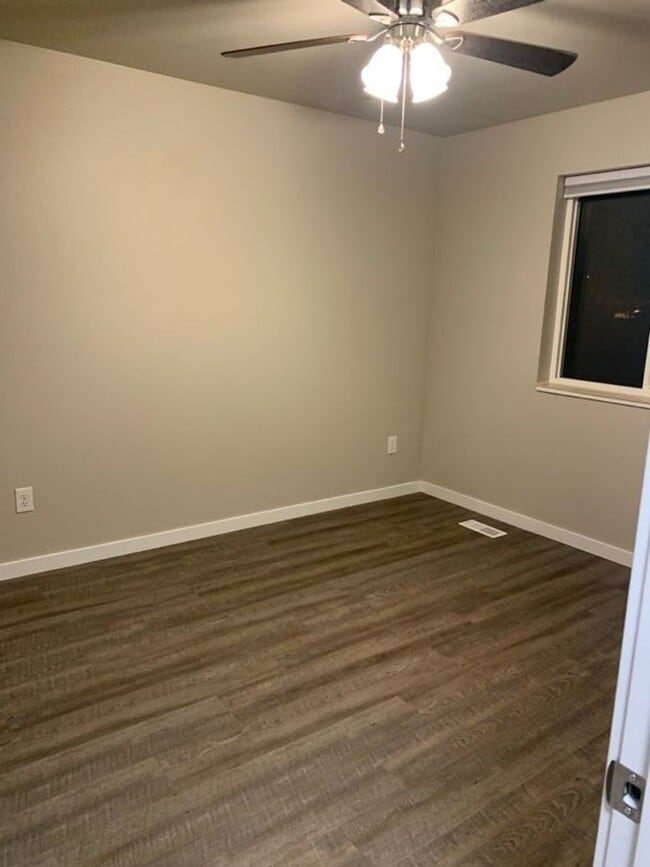 Building Photo - 2 Bedroom Apartment in Jewel Lake!