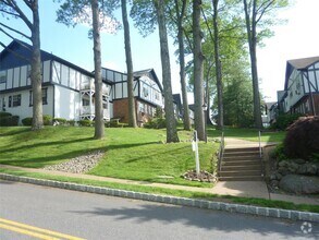 Building Photo - 133 B Parkside Dr
