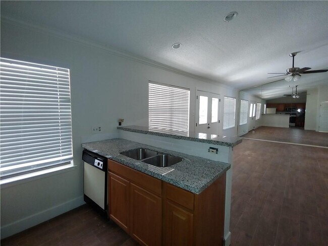 Building Photo - 21107 Highland Lake Dr