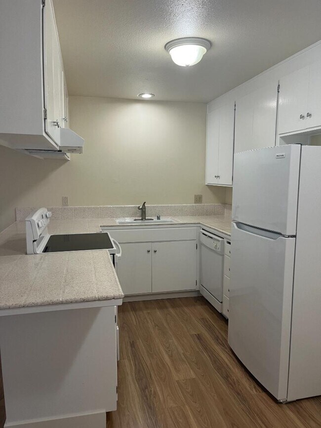 Foto del edificio - 1281 Juniper Dr