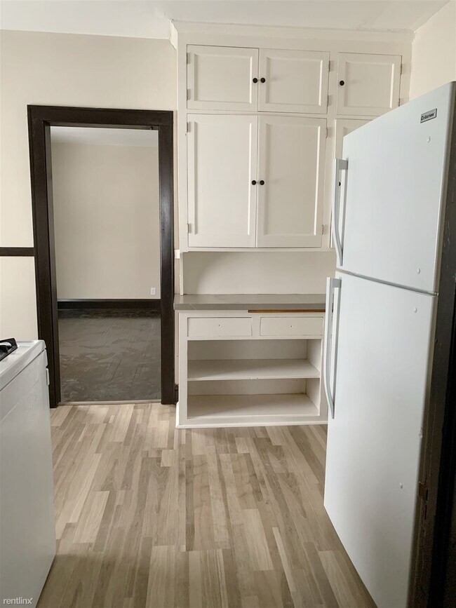 Building Photo - 2 br, 1 bath 4plex - 3921 North Thomas Ave...
