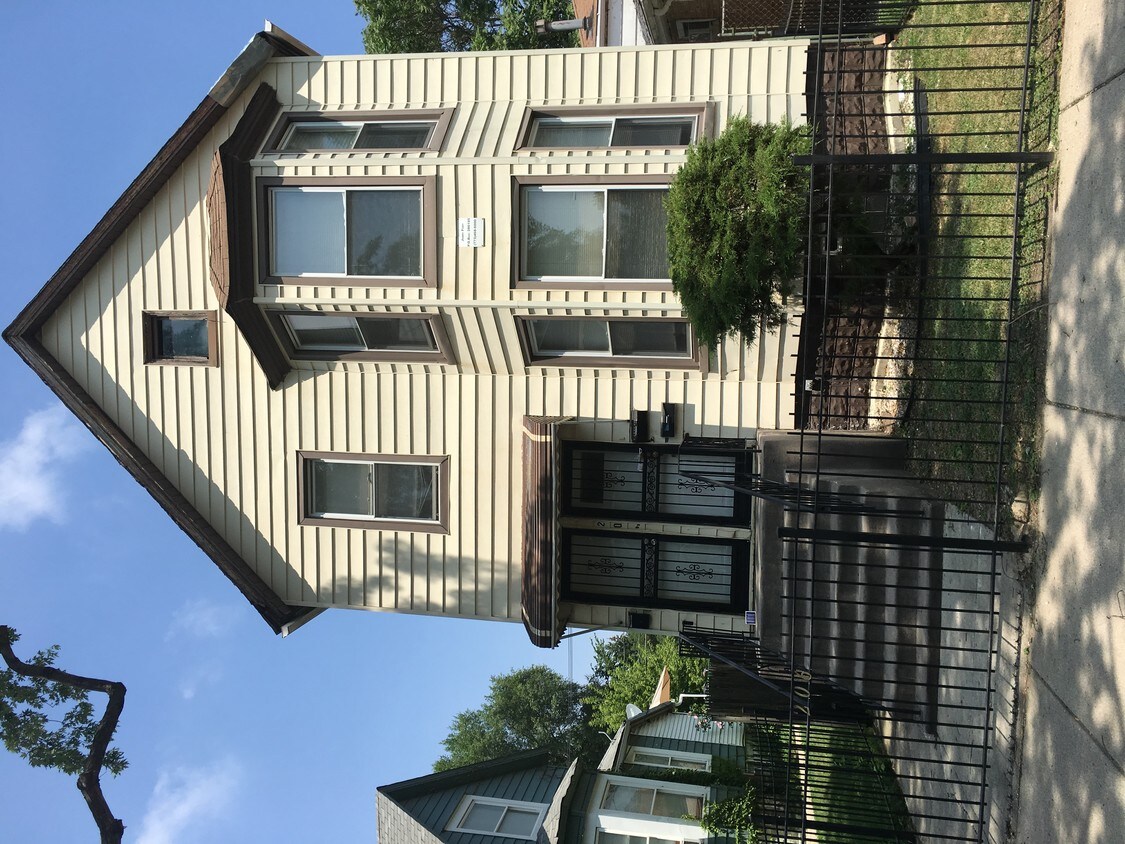 Foto principal - 206 W 111th Pl