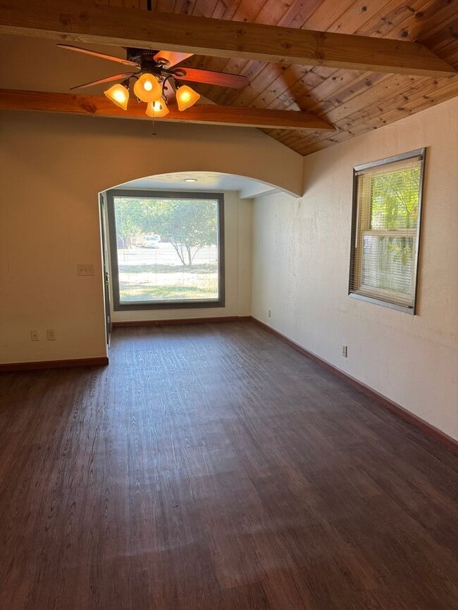 Building Photo - Barger area, 2 bedroom, 1 bath, large back...