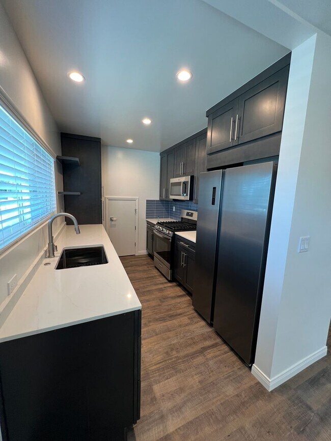 Foto del edificio - Midtown Gorgeous Updated Apartment! 2/2 downstairs!