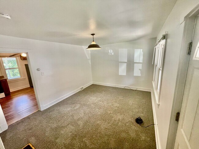 Building Photo - 2 Bedroom 1 Bath- Coraopolis PA (MOON SCHO...