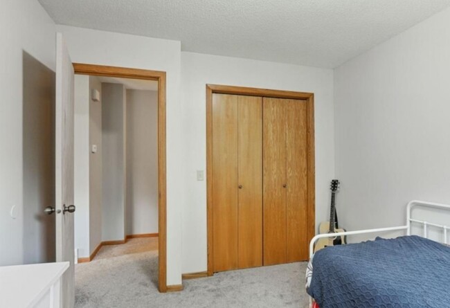 bedroom 2 (upstairs) - 1653 Pheasantwood Trail