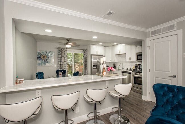 Foto del edificio - NEWLY RENOVATED 2BDRM TOWNHOMES