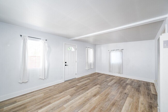 Foto del edificio - Awesome 2 Bed 1 Bath Remodeled House with Gated Front Yard