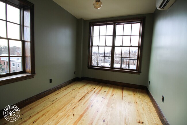 Building Photo - 26 Newel St