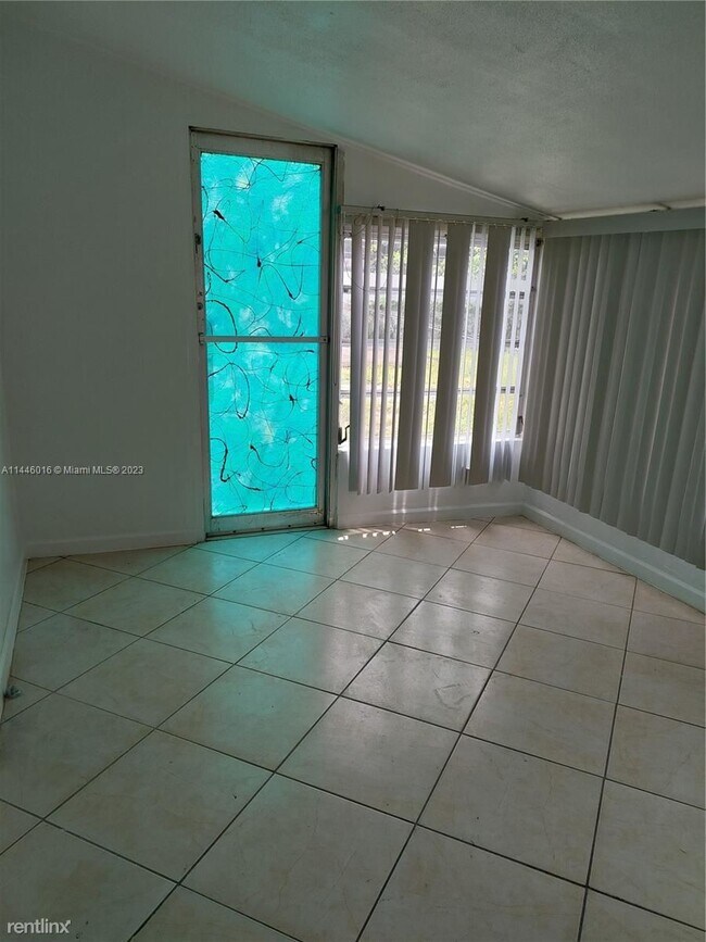 Building Photo - 3 br, 2 bath House - 1010 NE 213th Ter # 0