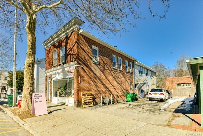 Building Photo - 304 Main St