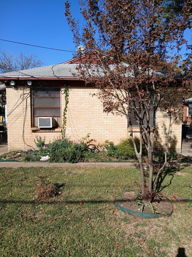 Building Photo - Avon 3019-3021