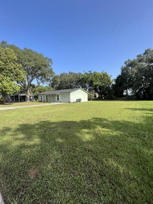 Foto del edificio - AVAILABLE FEBRUARY – UPDATED 3 BEDROOM / 2 BATH HOME IN EUSTIS